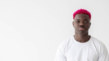 Tatmin olmayan siyah adam hayal kırıklığı.