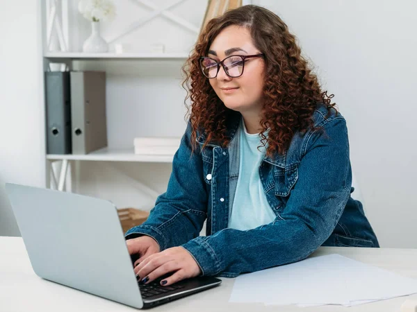 Trabajo freelance mujer que trabaja comunicación a distancia — Foto de Stock