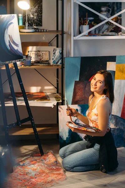 Artista estilo de vida pintura arte mujer feliz estudio —  Fotos de Stock