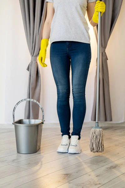 Vloeibare reiniging huishoudelijk werk routine thuis hygiëne — Stockfoto