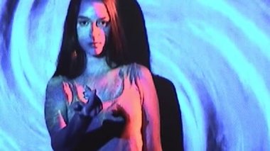 Analog VHS video hipnozu gerçek kusurlu kadın sarmalı