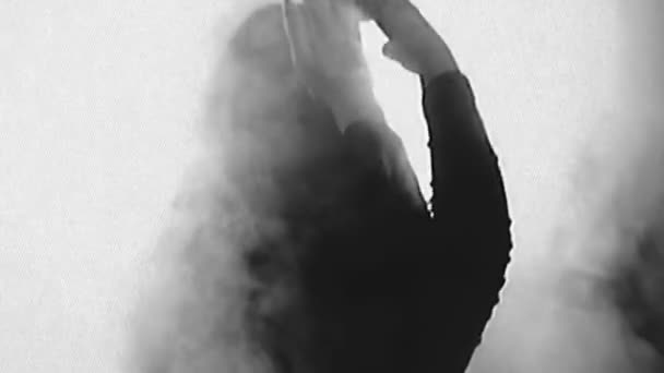 Απόκρυφη τελετουργία πραγματική vhs βίντεο δυσλειτουργία γυναίκα στην ομίχλη — Αρχείο Βίντεο
