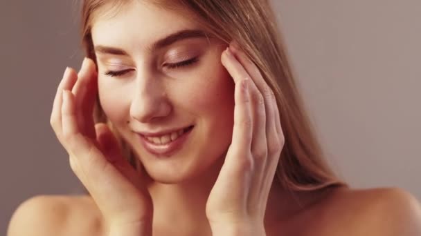 Belleza facial mujer complacida cuidado de la piel saludable — Vídeos de Stock