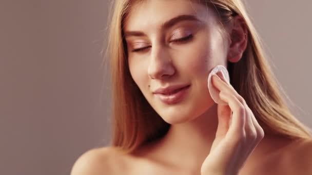 Maquillaje eliminación de limpieza cosmética cuidado facial — Vídeos de Stock