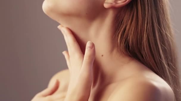 Vrouwelijke schoonheid cosmetische lichaamsverzorging spa glad — Stockvideo