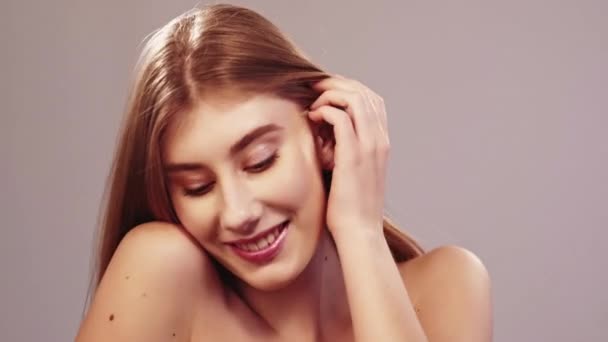 Natuurlijke look sierlijke vrouw huidverzorging schoonheid — Stockvideo