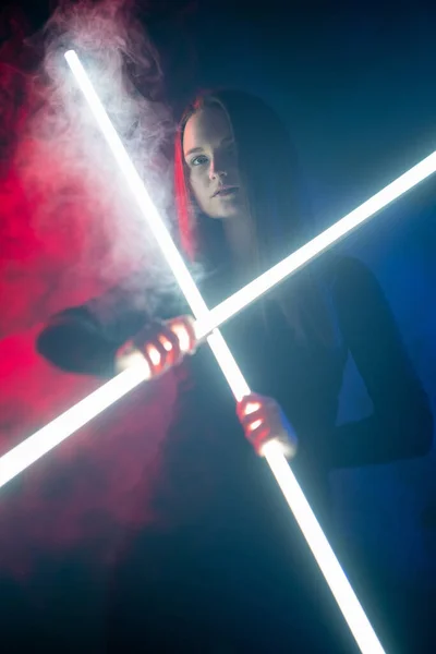Cyberpunk bojovník galaxie válka žena v neonové páře — Stock fotografie