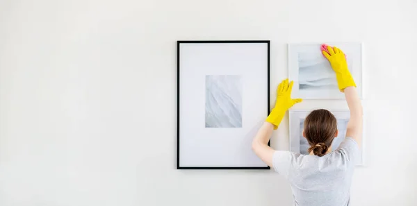 Limpeza em casa feminino trabalhador quarto serviço perfeito — Fotografia de Stock