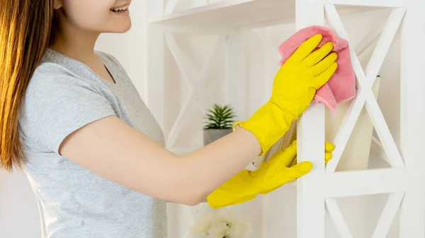 행복 한 여자가 청소하는 방 허드렛일 — 스톡 사진