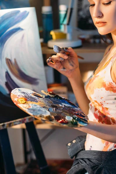 Malba hobby umění vášeň inspiroval ženské umělkyně — Stock fotografie