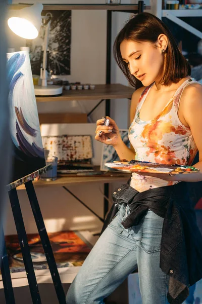 Painting craft visual art female artist in studio — Stock Photo, Image