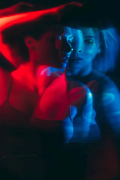 Ψυχεδελική γυναίκα παραίσθηση στο κόκκινο μπλε φως — Φωτογραφία Αρχείου