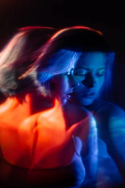 Kvinnligt hopp konst siluett kvinna i blått rött ljus — Stockfoto