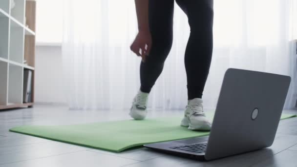 Online fitness felmelegedés gyakorlat otthon képzés — Stock videók