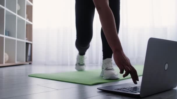 Online fitness training sportieve vrouw warming oefening — Stockvideo