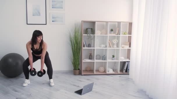 Starke Fitness athletische Frau Online-Training — Stockvideo