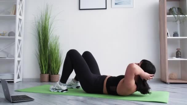 Home Fitness sportliche Frau Bauchmuskeltraining stark — Stockvideo
