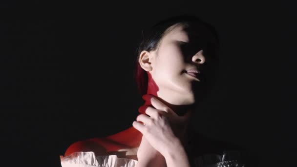 Notte orrore rosso sangue donna ansimando per il respiro — Video Stock