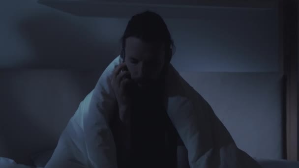 Pozdní volání mobilní konflikt otrávený muž telefon v posteli — Stock video
