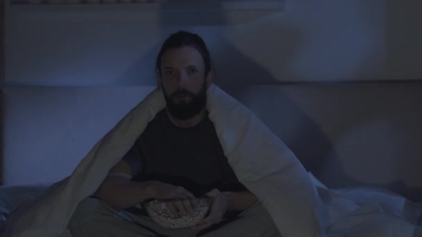 Nacht zu Hause Freizeit Horrorfilm Mann fernsehen — Stockvideo