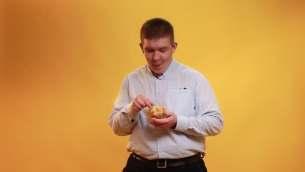 不健康な食品太りすぎの男の食事の問題体 — ストック動画