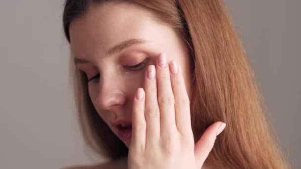 Cura della pelle bella donna trattamento della pelle sensibile — Video Stock