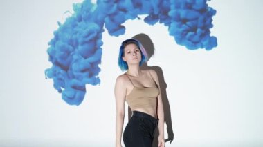 Mavi duman bulutu içindeki kendinden emin kadın.