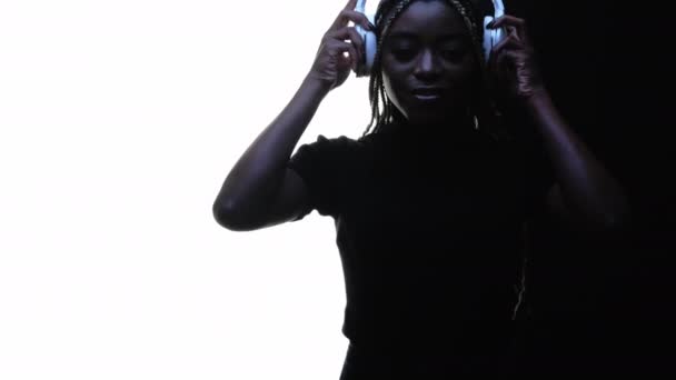 Love music silhouette black woman enjoying sound — Stock Video