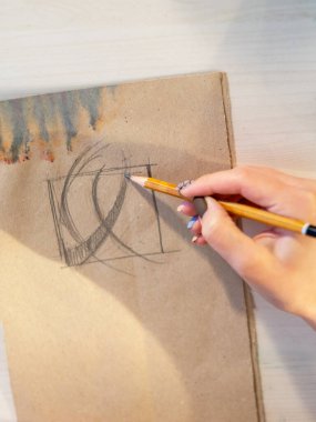 Kaba kağıda çizim yapan bir sanat sanatçısı.