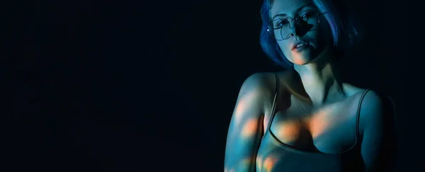 Mujer sensual retrato banner de moda luz azul — Foto de Stock