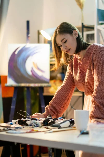 Pintura hobby arte moderno artista mujer en estudio — Foto de Stock