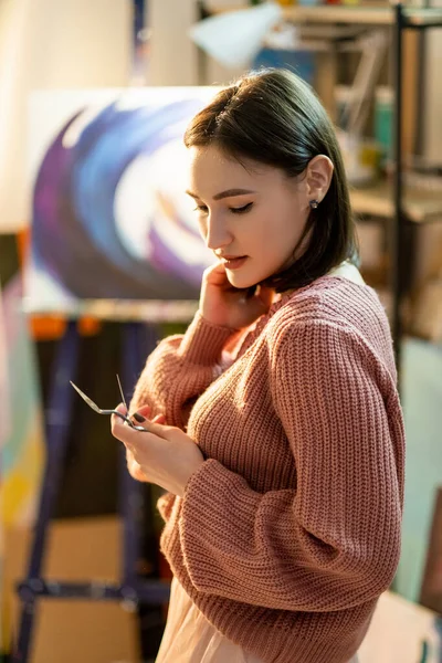 Arte pasión pintura hobby mujer artista taller —  Fotos de Stock