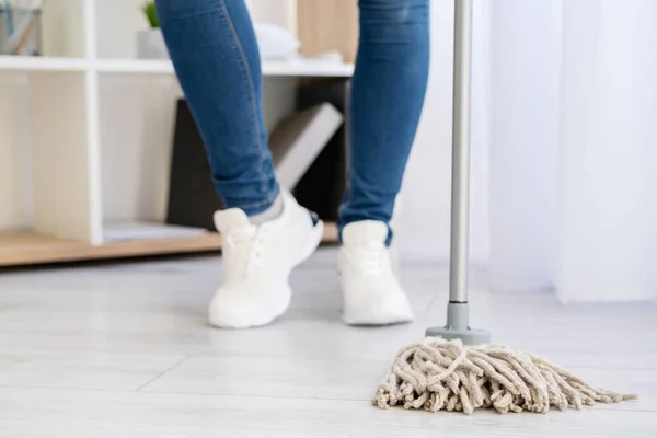 Úklid domů údržbář žena domácí práce hygiena — Stock fotografie