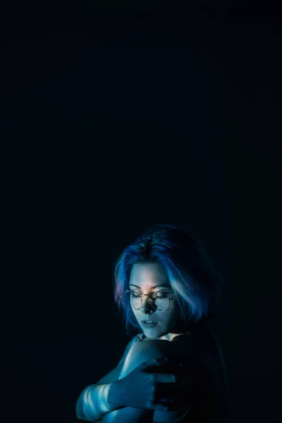 Γυναικεία μοναξιά πορτρέτο τέχνη μπλε μαλλιά γυναίκα — Φωτογραφία Αρχείου