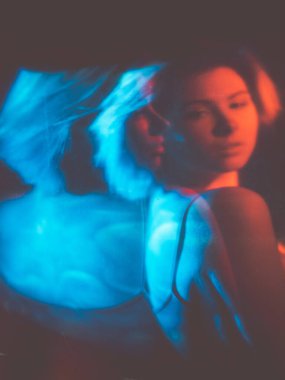 Kırmızı ışıkta rahatsız bir kadın var.