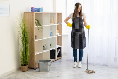 Mutlu temizlik müzik ev işleri rutini