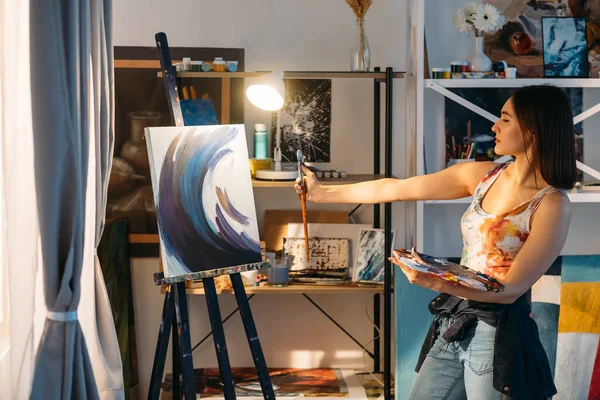 Visual art professional painting artist in studio — Stock Photo, Image