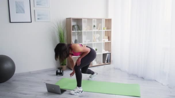 Treinamento on-line esportivo mulher em casa fitness — Vídeo de Stock