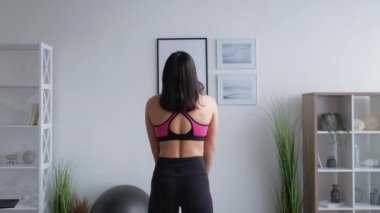 Evde spor yapan spor yapan kadın egzersiz yapıyor.