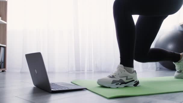 Entrenamiento en línea deporte mujer pierna entrenamiento en casa — Vídeos de Stock