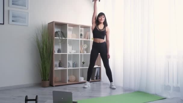 Home fitness atletische vrouw gewicht sportschool online — Stockvideo