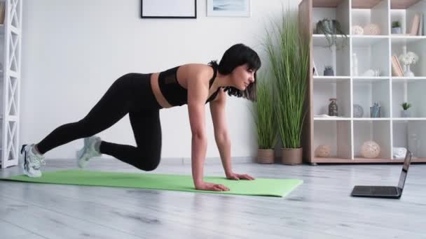 Home fitness vrouwelijke sport online training sterk — Stockvideo