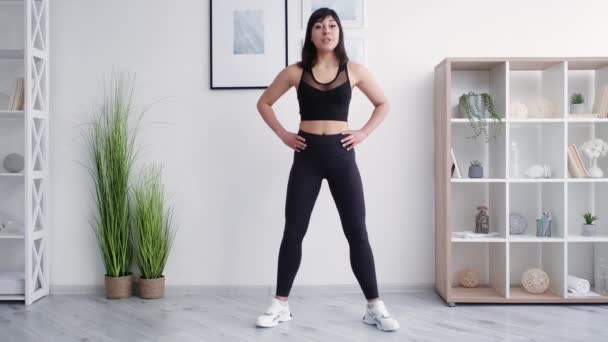 Online fitness atletická žena blogger domů — Stock video