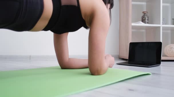 Corps fort athlétique femme fitness entraînement en ligne — Video