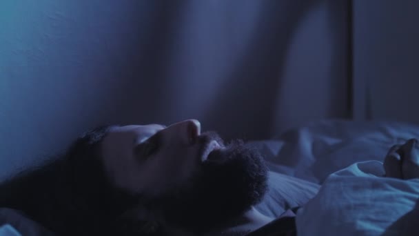 Noite insônia dificuldade para dormir cansado homem na cama — Vídeo de Stock