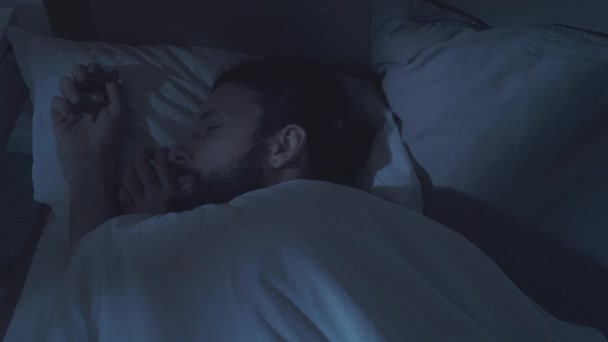 Nacht vermoeidheid rusteloos slapen moe man in bed — Stockvideo