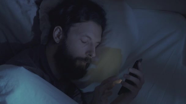 Movil overuse noche insomnio somnoliento hombre teléfono — Vídeo de stock