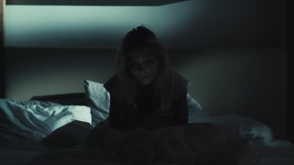 Nacht online internet vermoeidheid vrouw telefoon in bed — Stockvideo