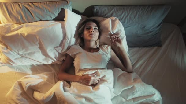 Нічна безсоння розлад сну стомлена жінка в ліжку — стокове відео