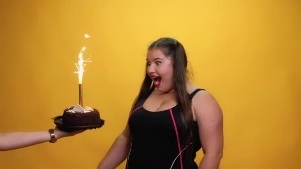 Szczęśliwy urodziny podekscytowany tłuszcz kobieta strona czas — Wideo stockowe